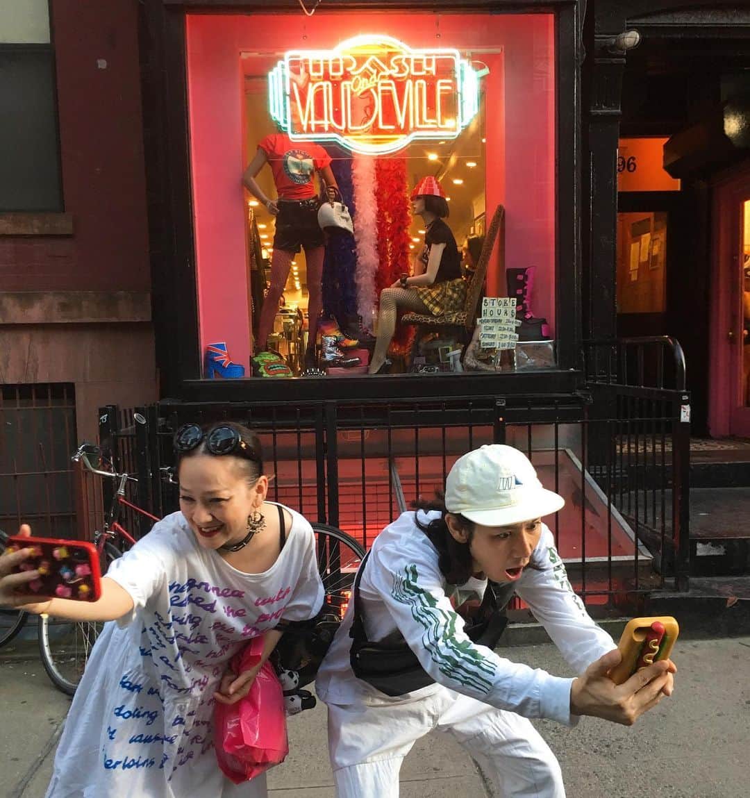 小林尊のインスタグラム：「tourist couple 🗽 @maggiechatter  カップルのツアーリスト  みたいなプレイ  #shopping #newyork」