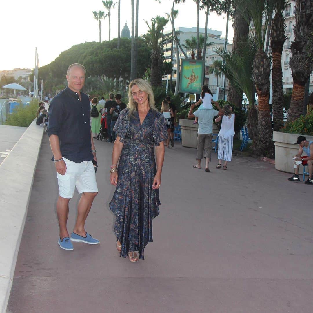 デニス・ベルカンプのインスタグラム：「Lovely walk with the Mrs.」