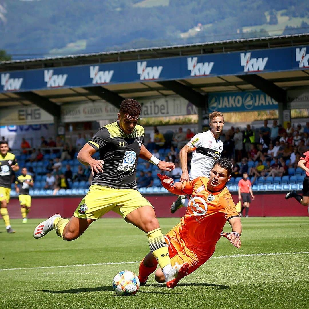 サウサンプトンFCさんのインスタグラム写真 - (サウサンプトンFCInstagram)「First one in the books and a debut goal! Who impressed you most in Austria today? 🖤💛➡️ #saintsfc」7月15日 5時14分 - southamptonfc