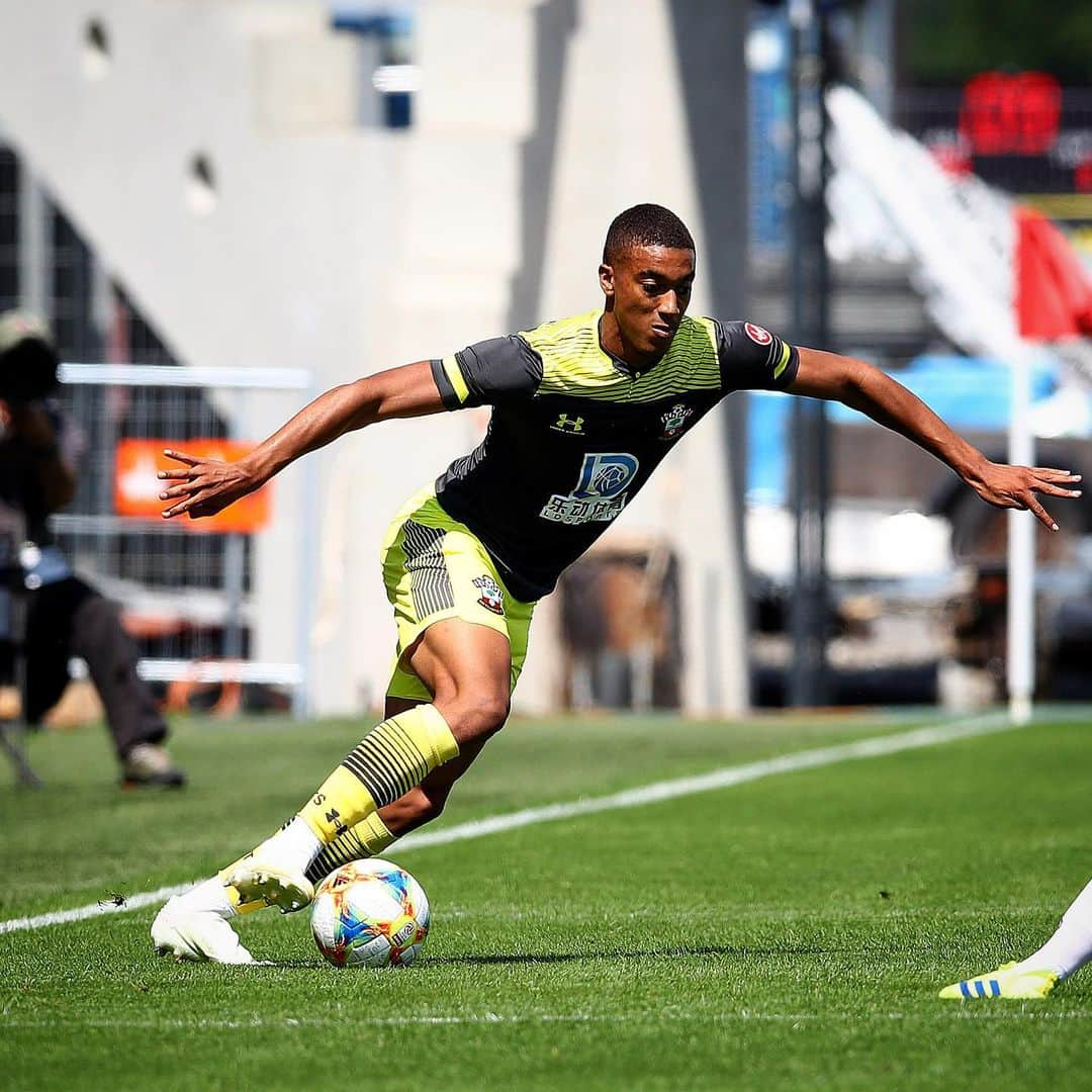 サウサンプトンFCさんのインスタグラム写真 - (サウサンプトンFCInstagram)「First one in the books and a debut goal! Who impressed you most in Austria today? 🖤💛➡️ #saintsfc」7月15日 5時14分 - southamptonfc