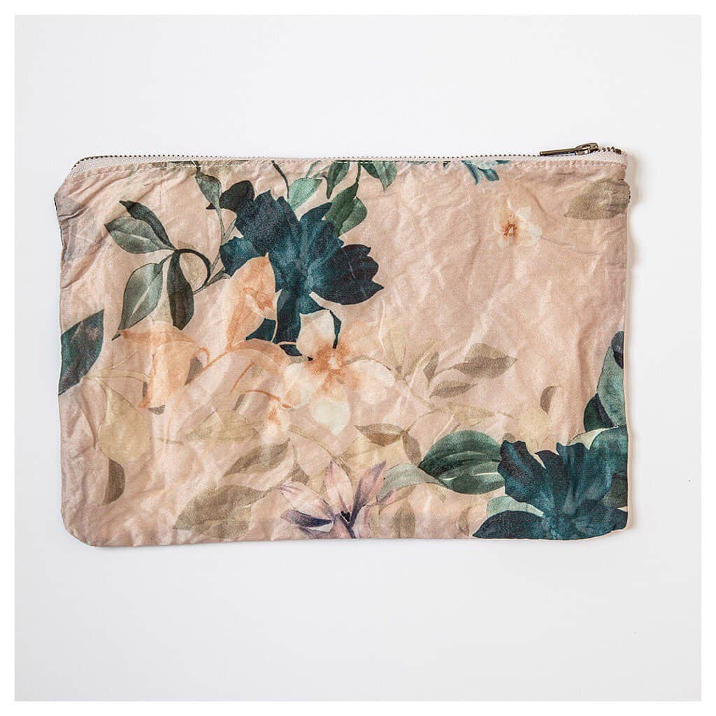 キャベジズ&ローゼズのインスタグラム：「Clutch Control ❤ We have wonderful new accessories online now in your favourite fabrics 🥰 Tap to shop the Prague Pouch available in Floral Taffeta, Brushed Japanese Cotton, Blackwatch Tartan and Japanese Drill #newinstore #accessoriesoftheday #clutchbag #taptoshop #britishmade #pouches #madeinlondon #upcycledfashion #cabbagesandroses #cabbagesandrosesfashion @christina_strutt @cabbagesandroses_shop」