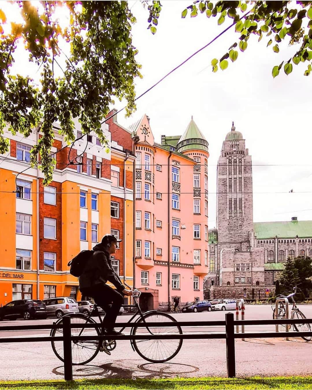 フィンランド政府観光局さんのインスタグラム写真 - (フィンランド政府観光局Instagram)「夏はサイクリングがなんとも気持ちいいんです。🚴🏻‍♀️写真はヘルシンキのカッリオ地区。 ． @postcards_from_helsinki さんの写真。Kiitos！」7月15日 5時25分 - visitfinlandjapan