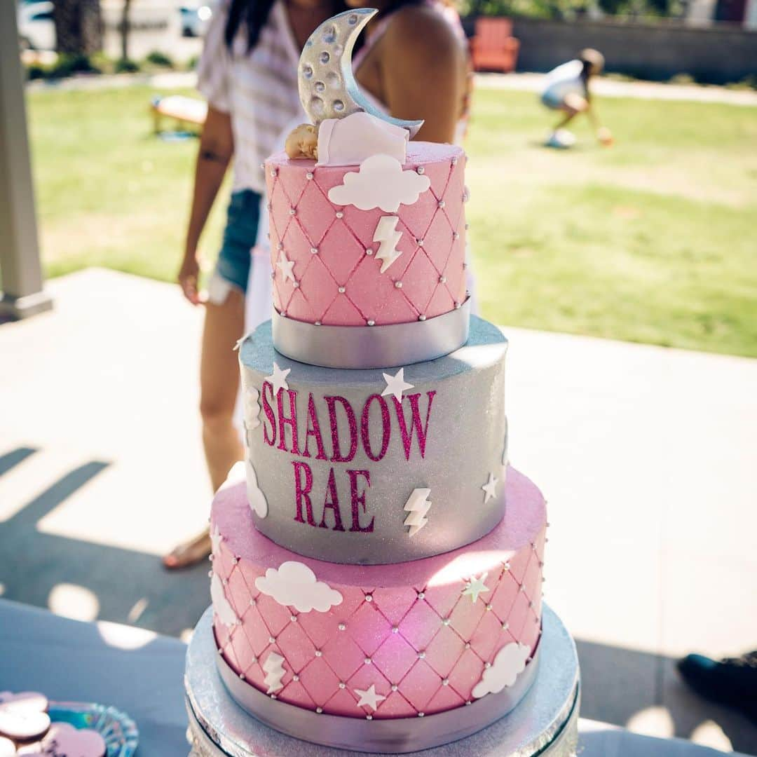 Tianna Gregoryさんのインスタグラム写真 - (Tianna GregoryInstagram)「Had the best day yesterday celebrating Shadow Rae with amazing people 🙌🏽 special thanks to @balloonstudiola and @cakeboxonmain 😍 will be posting YouTube video soon so you can all see how it turned out 😊」7月15日 5時30分 - tiannag