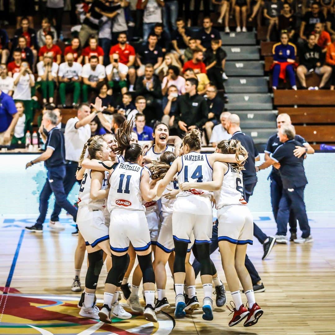 FIBAさんのインスタグラム写真 - (FIBAInstagram)「CAMPIONE 🏆🇮🇹 ! @italbasket are the #FIBAU18Europe Champions 🙌 !」7月15日 5時40分 - fiba