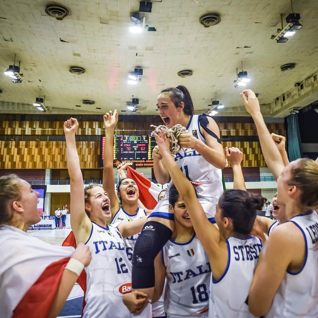 FIBAさんのインスタグラム写真 - (FIBAInstagram)「CAMPIONE 🏆🇮🇹 ! @italbasket are the #FIBAU18Europe Champions 🙌 !」7月15日 5時40分 - fiba