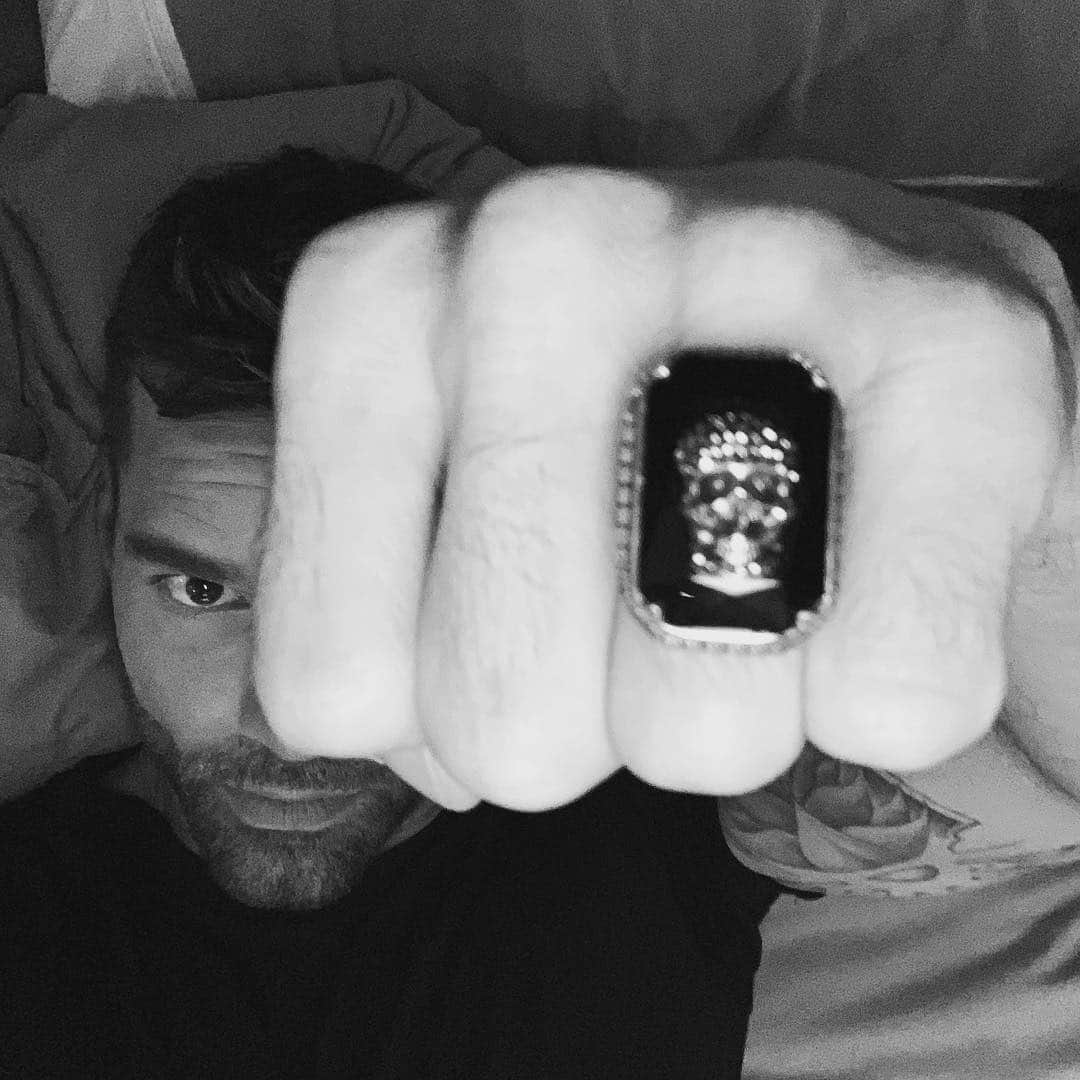 リッキー・マーティンさんのインスタグラム写真 - (リッキー・マーティンInstagram)「Blurry my💀 . #alexandermcqueen」7月15日 5時40分 - ricky_martin