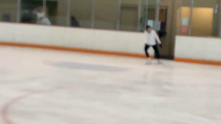 のインスタグラム：「Trying to learn how to skate again. 😂」