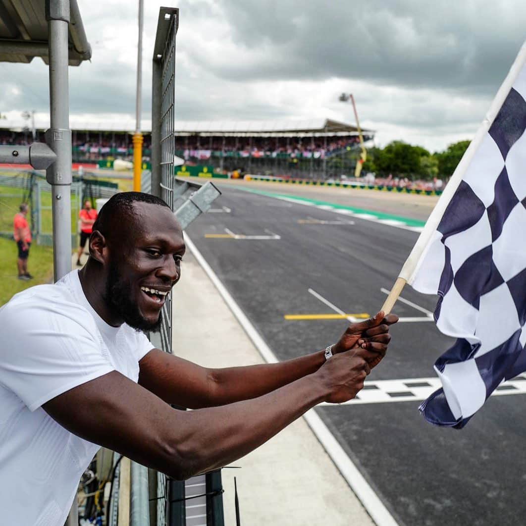 F1さんのインスタグラム写真 - (F1Instagram)「👑 @stormzy waving that flag like a boss . #BritishGP #F1 #Formula1 #Stormzy」7月15日 5時55分 - f1