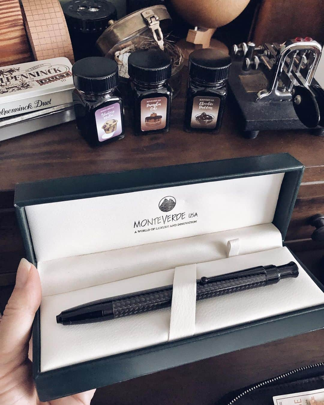 Catharine Mi-Sookさんのインスタグラム写真 - (Catharine Mi-SookInstagram)「New pen. New ink. New bag. And a splendid Sunday afternoon to commence each one into my creative space followed by an afternoon outing to boot. . . First up: Meet the Engage Rollerball Pen by @monteverdepens_official which is not only stunning but is unique in that it takes a cartridge converter and uses fountain pen ink! I love that! I had never even heard of such a writing instrument before. I chose Pumpkin Cake ink from their new Sweet Life ink collection. And I made a video showing how to fill it which you can swipe past the photos to the end to see! A big heartfelt thank you to the kind folks at @monteverdepens_official for sending these treasures for me to test out! . . Next up: if any a bag spoke to me so specifically in this season, it would hands-down be The Around Tote by @shopchc. And further, this work of art is accompanied with a poem (be still my heart) that CHC founder, Chelli Look, wrote: . . “For a season that feels blind and you can only feel  your way around.  For a season of 360's where there's clarity all the way around.  For a problem-solving season bringing fresh perspective; a new angle, a right angle, with a curve.  For a season when you feel like a square peg "fitting" into a round hole.  Sometimes peace for the season comes from a season-less piece.” . . Now it’s time to tuck and tote these tools and go live some poetry out there, under the sun, with devices off, and spirits happy and free. Wishing everyone a beautiful rest of the day and start to a new week. . . #newpen #notafountainpen #teammonteverde #monteverdepen #monteverdeink #fountainpenink #shopchc #leathertote #onmydesk #thisisground #tigmod #deskgoals #creativespace #inherstudio #penmanship #dailyjournal #journaling #journallove #stationery #stationerylove #thedailywriting #shotonmoment #momentwide #loveforanalogue #thedailywriting #aquietstyle #abmathome #abmspaces」7月15日 5時54分 - catharinemisook