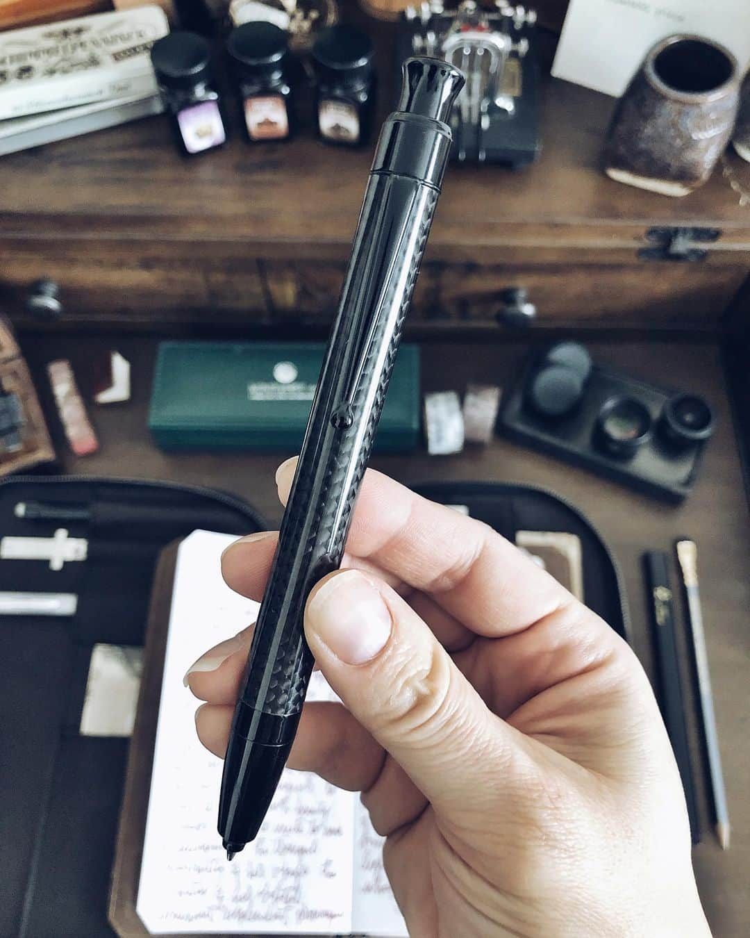 Catharine Mi-Sookさんのインスタグラム写真 - (Catharine Mi-SookInstagram)「New pen. New ink. New bag. And a splendid Sunday afternoon to commence each one into my creative space followed by an afternoon outing to boot. . . First up: Meet the Engage Rollerball Pen by @monteverdepens_official which is not only stunning but is unique in that it takes a cartridge converter and uses fountain pen ink! I love that! I had never even heard of such a writing instrument before. I chose Pumpkin Cake ink from their new Sweet Life ink collection. And I made a video showing how to fill it which you can swipe past the photos to the end to see! A big heartfelt thank you to the kind folks at @monteverdepens_official for sending these treasures for me to test out! . . Next up: if any a bag spoke to me so specifically in this season, it would hands-down be The Around Tote by @shopchc. And further, this work of art is accompanied with a poem (be still my heart) that CHC founder, Chelli Look, wrote: . . “For a season that feels blind and you can only feel  your way around.  For a season of 360's where there's clarity all the way around.  For a problem-solving season bringing fresh perspective; a new angle, a right angle, with a curve.  For a season when you feel like a square peg "fitting" into a round hole.  Sometimes peace for the season comes from a season-less piece.” . . Now it’s time to tuck and tote these tools and go live some poetry out there, under the sun, with devices off, and spirits happy and free. Wishing everyone a beautiful rest of the day and start to a new week. . . #newpen #notafountainpen #teammonteverde #monteverdepen #monteverdeink #fountainpenink #shopchc #leathertote #onmydesk #thisisground #tigmod #deskgoals #creativespace #inherstudio #penmanship #dailyjournal #journaling #journallove #stationery #stationerylove #thedailywriting #shotonmoment #momentwide #loveforanalogue #thedailywriting #aquietstyle #abmathome #abmspaces」7月15日 5時54分 - catharinemisook