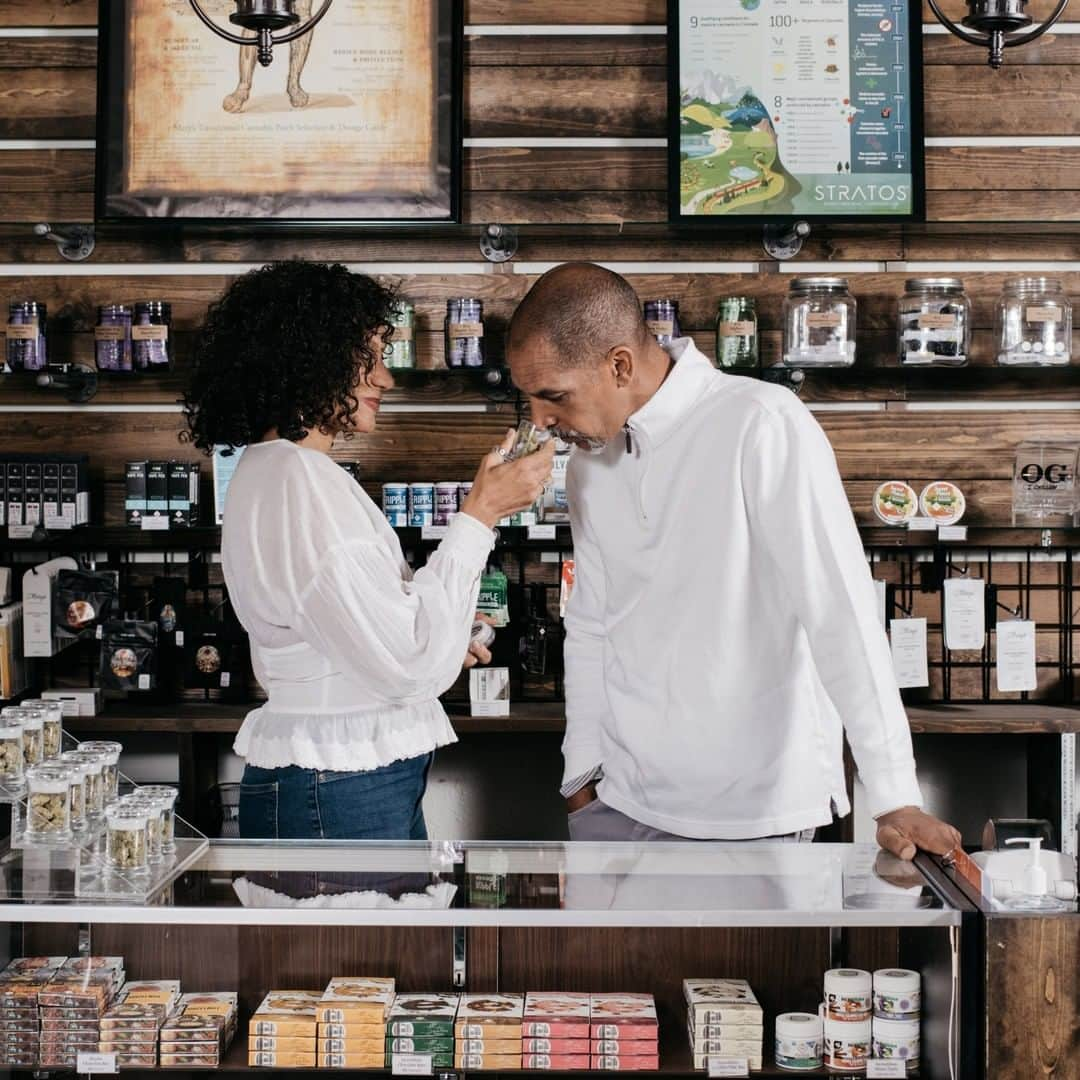 ニューヨーク・タイムズさんのインスタグラム写真 - (ニューヨーク・タイムズInstagram)「A girl scout selling cookies outside a dispensary. Plummeting numbers of low-level marijuana arrests. Casual cannabis gummies after a long day at work. This is the world reconfigured by legalization. Colorado’s experiment with legal cannabis has reshaped health, politics and criminal justice in the state, offering a glimpse of what the future may hold as more places adopt and debate legalization. And as the industry expands, some of marijuana’s earliest supporters and first entrepreneurs have raised concerns about being left out as pot companies chase billion-dollar valuations. Early advocates such as Wanda James, pictured, the first African-American woman in Colorado to own a dispensary, now worry that small businesses, women and people of color — who are still disproportionately hurt by harsh marijuana laws — are getting left on the sidelines. Click the link in our bio to read more. @benjaminras shot this photo.」7月15日 6時01分 - nytimes