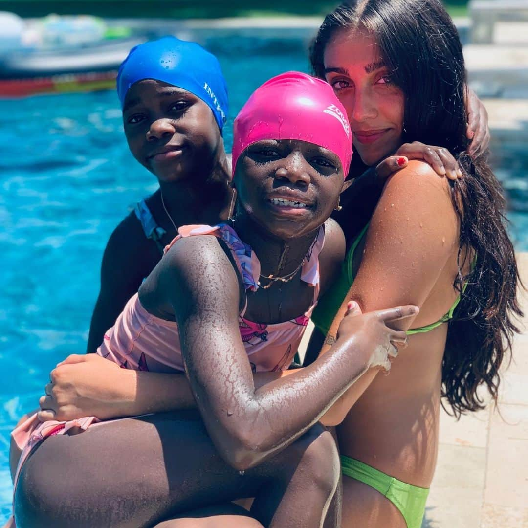 マドンナさんのインスタグラム写真 - (マドンナInstagram)「We Built. A Cartel Just for Love 🧡💛💚💙❤️💜 #dayoff #estere #stella #lola」7月15日 6時10分 - madonna