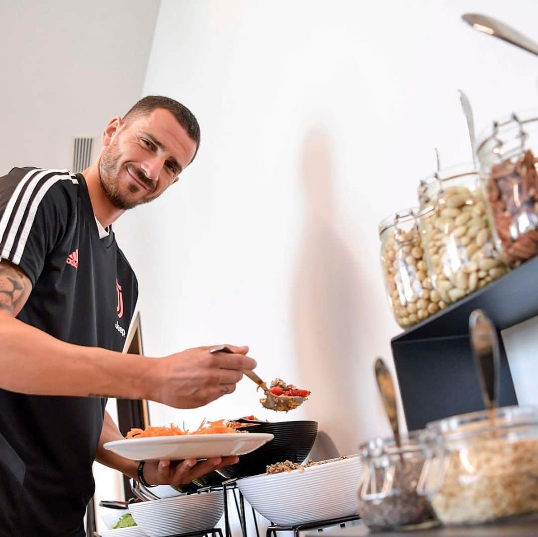 ユヴェントスFCさんのインスタグラム写真 - (ユヴェントスFCInstagram)「Dining in style at the #JHotel! 🍽🍷🥗 #LiveAhead」7月15日 6時22分 - juventus