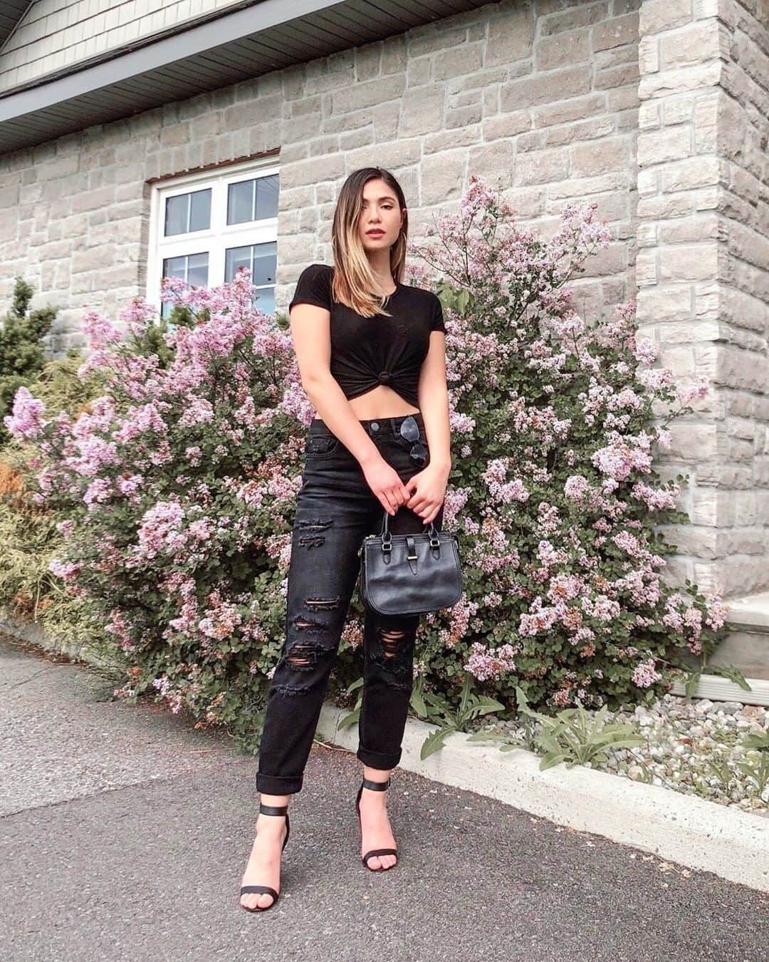 Charlotte Russeさんのインスタグラム写真 - (Charlotte RusseInstagram)「The outfit you didn't know you needed until now 🖤 🔎 "Ultra High-Rise Black Distressed Mom Jean" #charlotterusse #denim #ootd」7月15日 6時15分 - charlotterusse