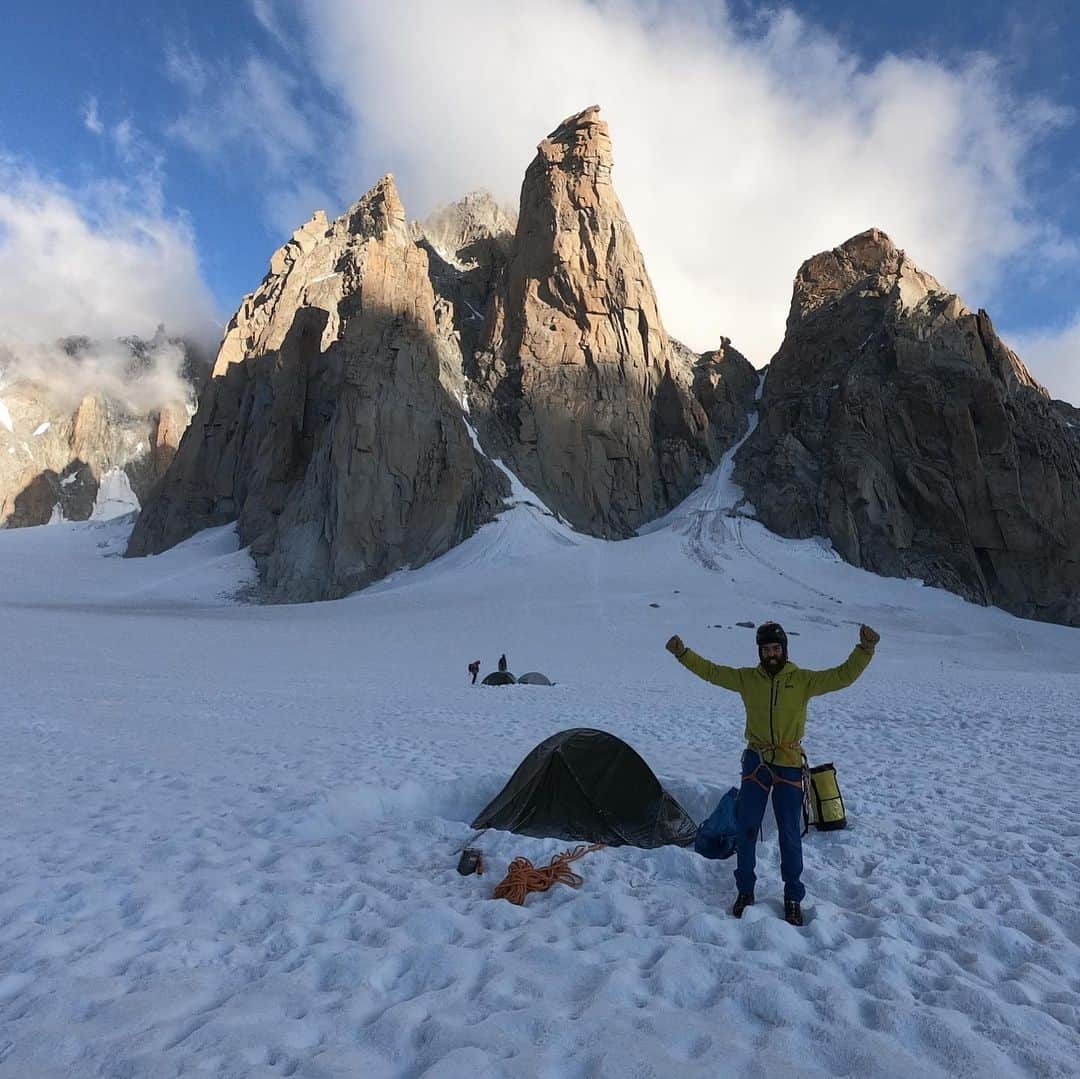 ニナ・カプレツさんのインスタグラム写真 - (ニナ・カプレツInstagram)「Team Belge-Franco-Suisse in action. What a bummer that we had to bail only a 3 pitches under the summit. Freeing “la voie petit” (450m/8b) requires some big fights. Strong wind, fog and snow forced us to come down so close to the top. Love those epic days in the mountains! 💃🏽💃🏽💃🏽 #grandcapucin #chamonix #warriors #helmetup #petzlteam」7月15日 6時20分 - ninacaprez