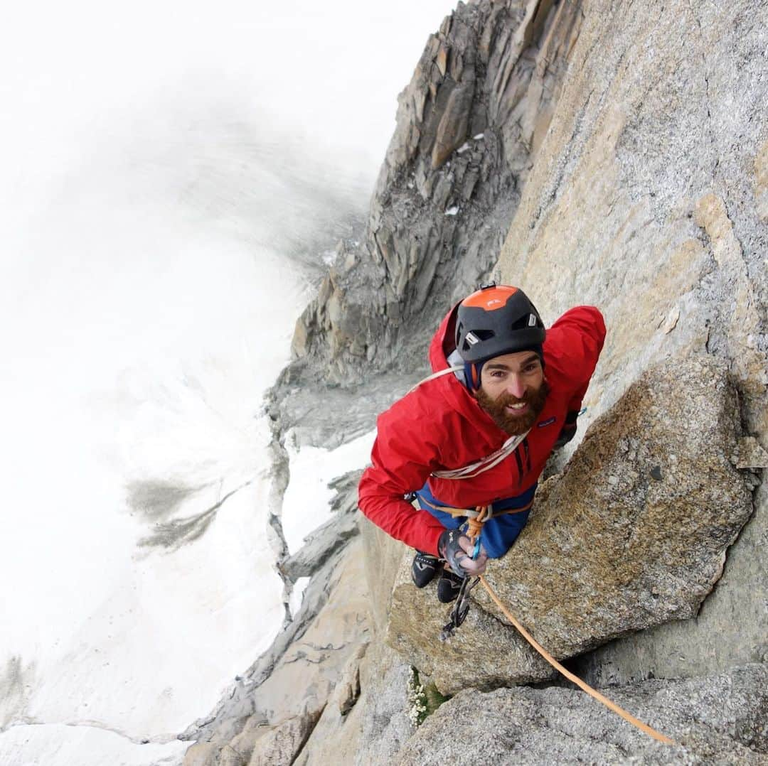 ニナ・カプレツさんのインスタグラム写真 - (ニナ・カプレツInstagram)「Team Belge-Franco-Suisse in action. What a bummer that we had to bail only a 3 pitches under the summit. Freeing “la voie petit” (450m/8b) requires some big fights. Strong wind, fog and snow forced us to come down so close to the top. Love those epic days in the mountains! 💃🏽💃🏽💃🏽 #grandcapucin #chamonix #warriors #helmetup #petzlteam」7月15日 6時20分 - ninacaprez