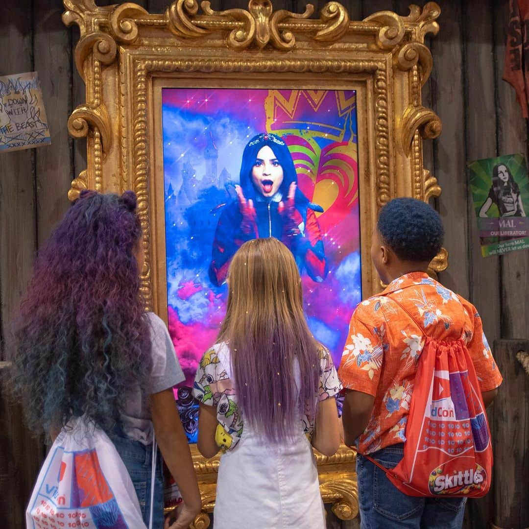Disney Channelさんのインスタグラム写真 - (Disney ChannelInstagram)「Thank you to all who visited us at @VidCon, we felt so much love in our #Descendants3 booth ❤️. We are so moved and thankful for all the heartfelt messages we’ve received this past week honoring our friend Cameron.」7月15日 6時30分 - disneychannel