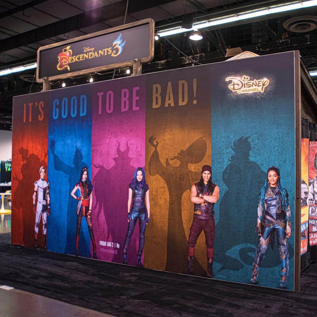 Disney Channelさんのインスタグラム写真 - (Disney ChannelInstagram)「Thank you to all who visited us at @VidCon, we felt so much love in our #Descendants3 booth ❤️. We are so moved and thankful for all the heartfelt messages we’ve received this past week honoring our friend Cameron.」7月15日 6時30分 - disneychannel