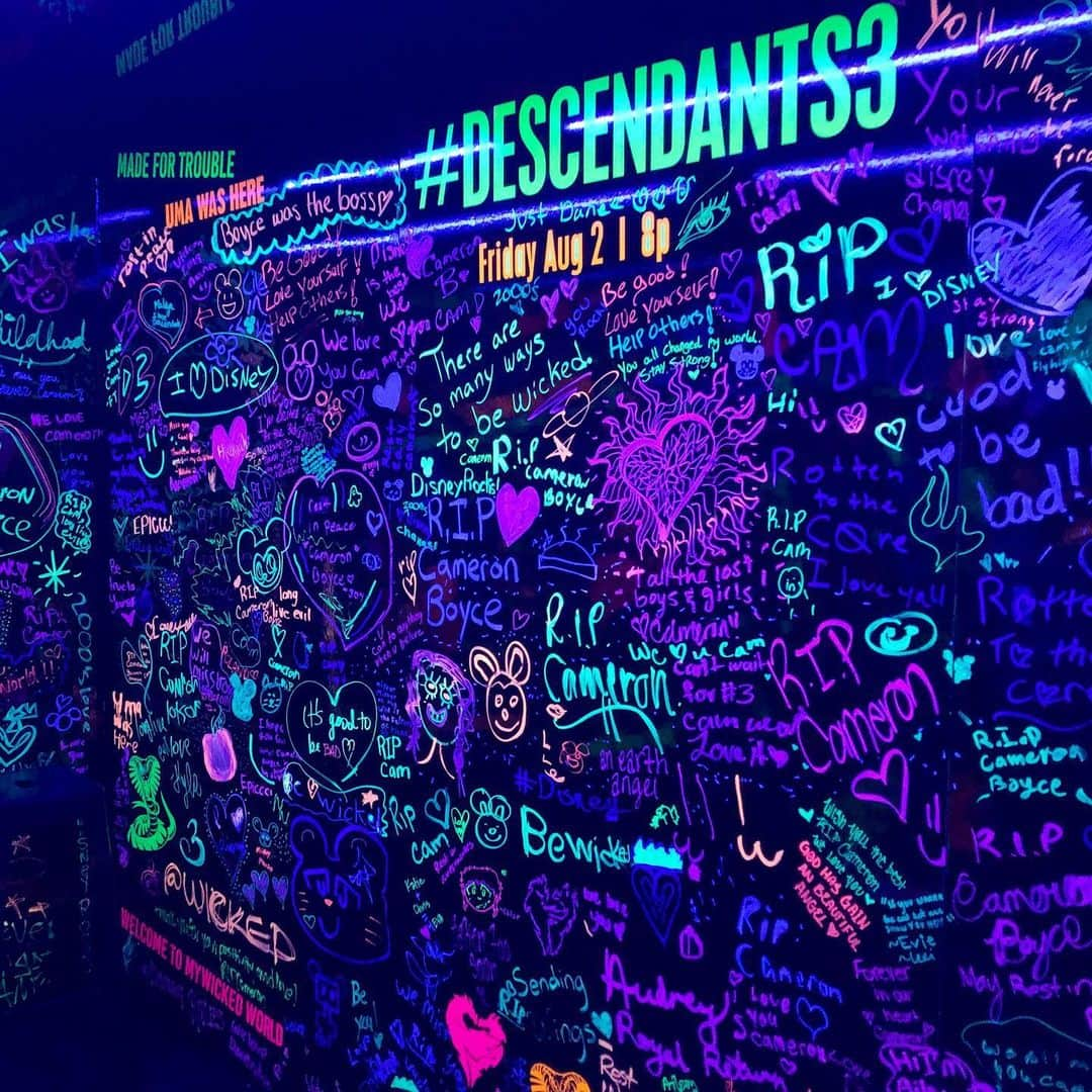 Disney Channelさんのインスタグラム写真 - (Disney ChannelInstagram)「Thank you to all who visited us at @VidCon, we felt so much love in our #Descendants3 booth ❤️. We are so moved and thankful for all the heartfelt messages we’ve received this past week honoring our friend Cameron.」7月15日 6時30分 - disneychannel