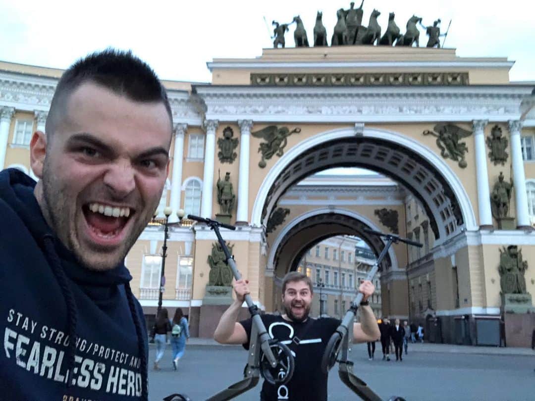 ニキータ・ボチュコフのインスタグラム：「Промчаться по Невскому до Дворцовой площади и обратно на самокатах 🛴  сделано ✔️ #travel #saintpetersburg」