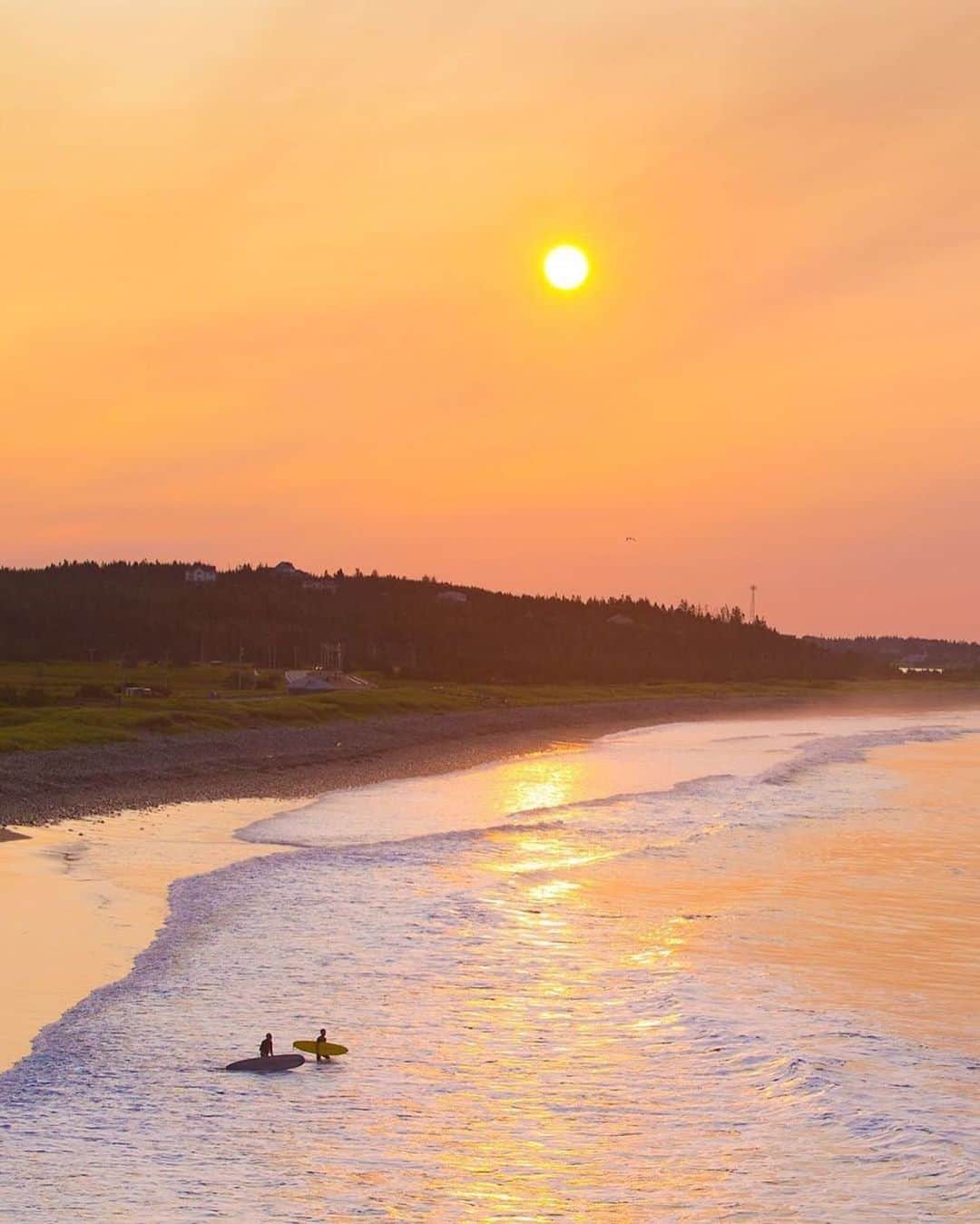 Explore Canadaさんのインスタグラム写真 - (Explore CanadaInstagram)「Start your day off right with a sunrise surf session at Lawrencetown Beach, located just 30 minutes drive from downtown Halifax. If it’s your first time surfing we recommend taking a lesson to get some pointers from the experts at @kannonbeach or @ecsurfschool.  #ExploreCanada⁠⠀ .⁠⠀ 📷: @acorn_art_photography⁠⠀ 📍: @visitnovascotia⁠⠀ #novascotia #visitnovascotia⁠⠀」7月15日 6時24分 - explorecanada