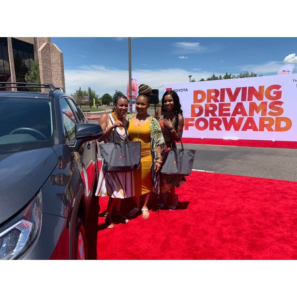 エリカ・キャンベルさんのインスタグラム写真 - (エリカ・キャンベルInstagram)「I had so much fun with @toyotausa @dreamprojectusa at #WomanEvolve19! Meeting everyone, taking pictures, playing #carpoolkaraoke, giving hugs and lots of love was the essential highlight! Remember, #dreamitdoit! Let’s do this again soon!  @womanevolve @teneshiajwarner #LetsGoPlaces #ToyotaDrivesDreams #aboutyesterday #EricaCampbell」7月15日 6時29分 - imericacampbell