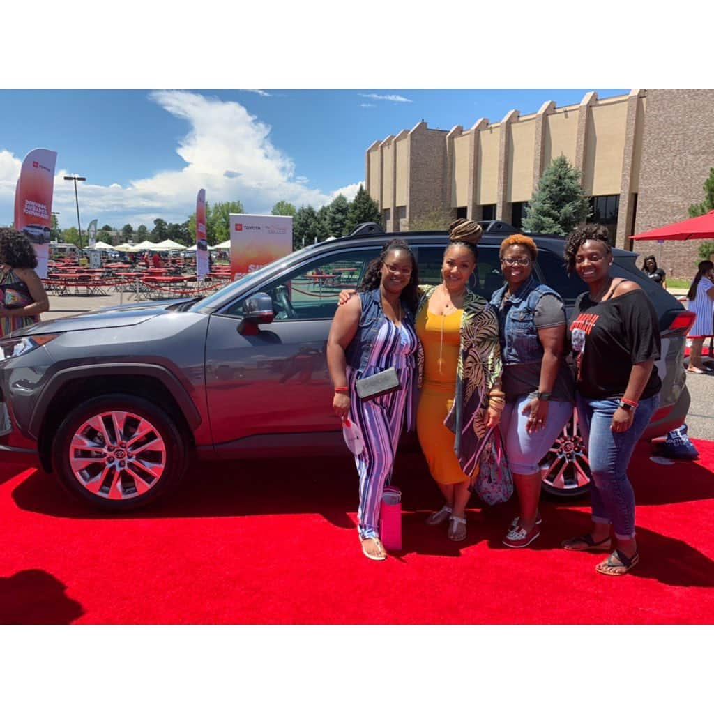 エリカ・キャンベルさんのインスタグラム写真 - (エリカ・キャンベルInstagram)「I had so much fun with @toyotausa @dreamprojectusa at #WomanEvolve19! Meeting everyone, taking pictures, playing #carpoolkaraoke, giving hugs and lots of love was the essential highlight! Remember, #dreamitdoit! Let’s do this again soon!  @womanevolve @teneshiajwarner #LetsGoPlaces #ToyotaDrivesDreams #aboutyesterday #EricaCampbell」7月15日 6時29分 - imericacampbell