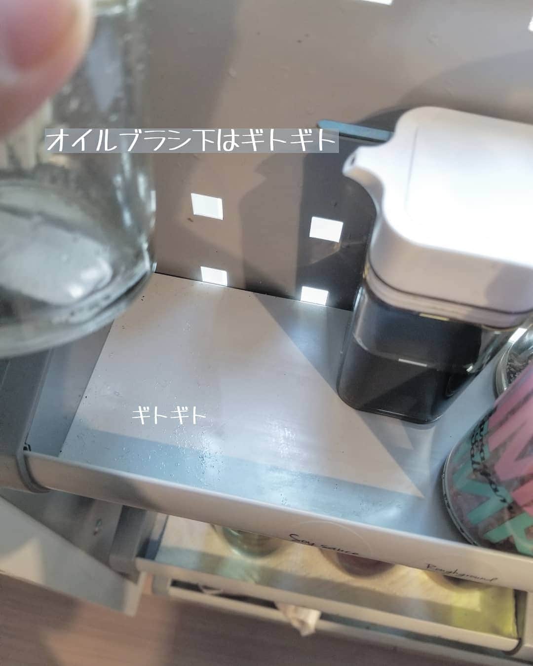 koyukkuma 一条工務店さんのインスタグラム写真 - (koyukkuma 一条工務店Instagram)「• #くまさんの掃除記録 • キッチンの端っこの縦型引き出し、調味料ラックの掃除しました。 • ご飯作る時はずっと開けっ放しだからか謎汁が飛んでるし、オイルブラシの周りはギトギト… • ある程度の油をペーパーで拭き取ったらアルコールスプレーして、また拭き取ります！ • 詰め替え容器類は詰め替えの度に洗ってるので、今日は本体をサッと拭くだけ😊 • • 調理によく使う調味料は全てここ！ 小麦粉などの粉物は冷蔵庫です。 • 写真に載ってる詰め替えボトルやキッチングッズは#楽天ROOMに載せてます • • #一条工務店 #アイスマート #ismart #マイホーム #おうち #インテリア #シンプルインテリア #キッチン #片付け #整理整頓 #キッチン収納 #収納 #家事 #掃除 #調味料ラック #キッチングッズ #キッチンツール #暮らし #暮らしを楽しむ #日々のこと #日々の暮らし #すっきり暮らす #シンプルライフ #シンプルな暮らし #暮らしを整える #子どものいる暮らし」7月15日 12時04分 - kumasan_ismart