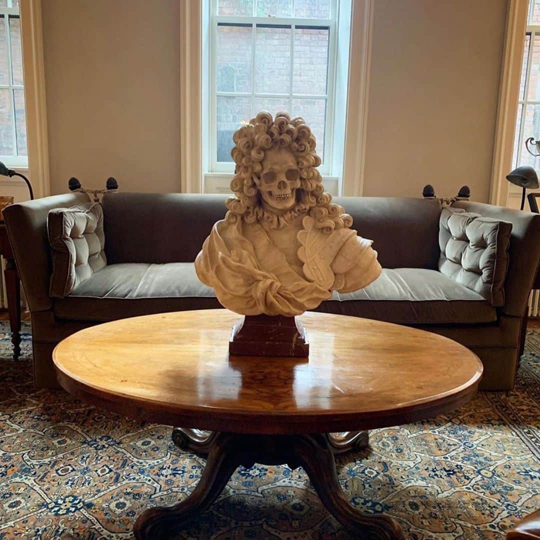 アンダーソン・クーパーのインスタグラム：「18th century Italian, marble, Memento Mori. "Respice post te. Hominem te memento.” @colnaghi1760」