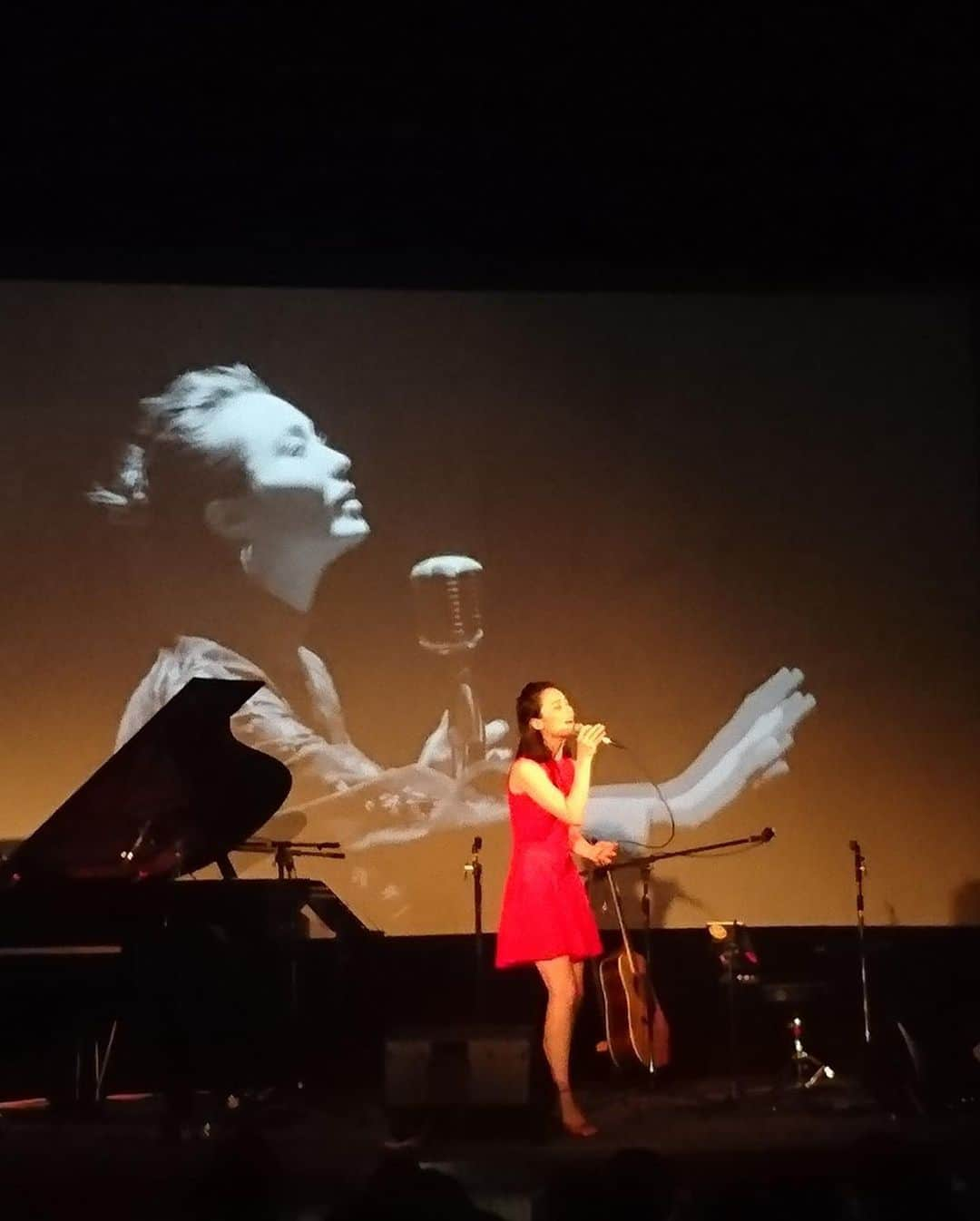 エミ・マイヤーさんのインスタグラム写真 - (エミ・マイヤーInstagram)「Fun show at Japan’s oldest movie theater 🎭 #高田世界館 でのライブ楽しかったです！また行きたいな〜 みんな #三連休 を満喫してね！ • • • • • • • #retro#theater#grandpiano#tedbaker#singersongwriter#tourlife#テッドベーカー#グランドピアノ#弾き語り#ツアー#レトロ」7月15日 12時09分 - emimeyer