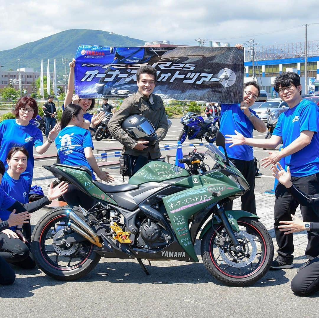 ヤマハ バイクさんのインスタグラム写真 - (ヤマハ バイクInstagram)「「YZF-R3/R25 オーナーズフォトツアー」 #7月6日#北海道#マリンウェーブ小樽 #YZFR25#YZFR3 #オーナーズフォトツアー #R25を晒す#R3を晒す #黒板と同じ塗料でカラーリング #稚内から参加のオーナーさん 来場されたみなさんに声をかけてメッセージを書いてもらうなど、オーナーさん同士をつなぐきっかけを提供くださったので、感謝の気持ちからスタッフと撮影させていただきました。 #黒板 黒板YZF-R25オーナーさん談： 「誰もやっていない面白いことがしたいなと。本来、バイクや車に落書きするのはNGですが、それをあえてできるようにしてみました。キャンプなどバイクで出かけた先で知り合ったみなさんに一言メッセージをもらい、記念に写真に収めて大切に残しています。 YZF-R25は軽くて扱いやすく、自分で操作している感覚が楽しいですね」 #ヤマハファンの皆様ありがとう とヤマハ発動機販売社長の石井も書かせていただきました」7月15日 6時48分 - yamaha_bike