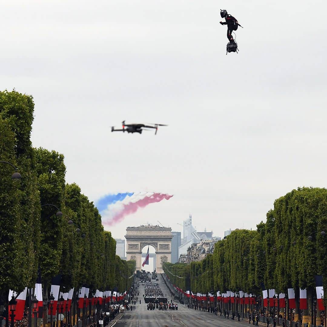 AFP通信さんのインスタグラム写真 - (AFP通信Instagram)「AFP Photo 📷 @lionelbonaventure - Zapata CEO Franky Zapata flies a jet-powered hoverboard or "Flyboard" as French elite acrobatic flying team "Patrouille de France" (PAF) flies over the Arc de Triomphe during the Bastille Day military parade down the Champs-Elysees avenue in Paris on July 14, 2019. #Zapata #Flyboard #14juillet #PatrouilledeFrance」7月15日 6時41分 - afpphoto