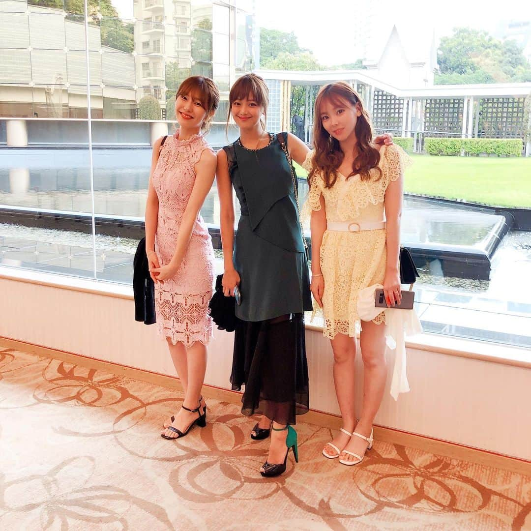 渡香奈さんのインスタグラム写真 - (渡香奈Instagram)「ヒロくん  ユウちゃん 結婚おめでとう🎊  ユウちゃんの美しいこと。 出てくる前にはもう私達泣いてた😂  私はお父さんを見てさらに号泣。 最後ヒロくんとユウちゃんの後ろに立っていたお父さんの背中にはもう色んなものが込み上げてきて嗚咽。  本当に本当におめでとう❤️ ユウちゃんの優しさをずっとずっとヒロくんが守っていくんだね。  皆んなに愛されてる優しくて真っ直ぐな優ちゃん。 これからも沢山の笑顔が降り注ぎますように😊  You deserve everything you have❤︎my sweet lovely friend  #高橋ユウ」7月15日 6時43分 - kanarina1261