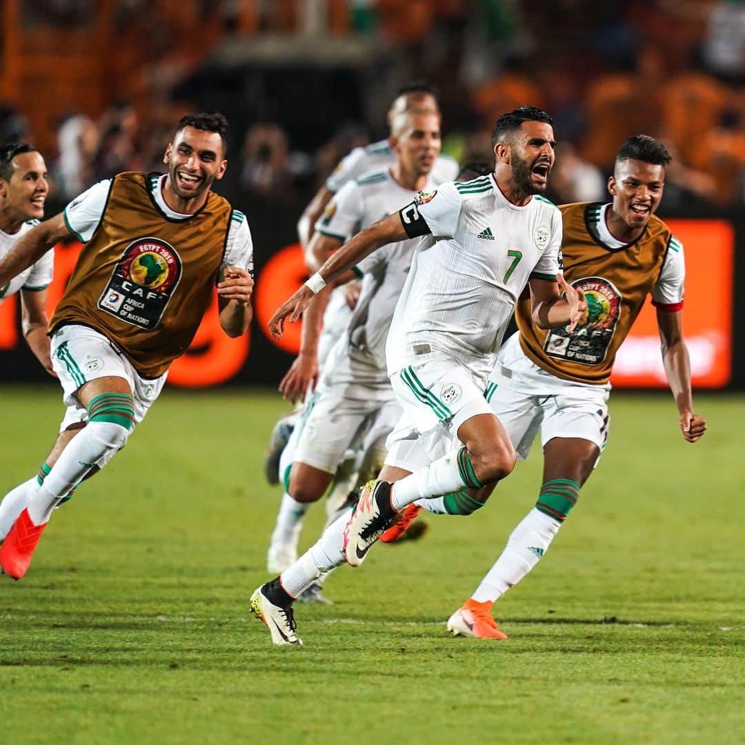 リヤド・マフレズのインスタグラム：「I N D E S C R I P T I B L E 😭🇩🇿💚🤲🏼 #Elhamdulilah tellement heureux & fier... direction la finale !!! Tahia Djazair 🇩🇿」