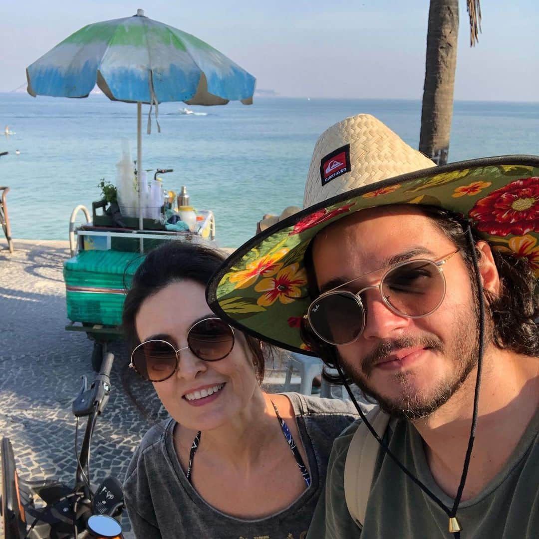 ファチマ・ベルナルデスのインスタグラム：「Atualmente, adoro domingos!!!!! Pra bom entendedor, uma frase basta! #cadaminutoimporta」
