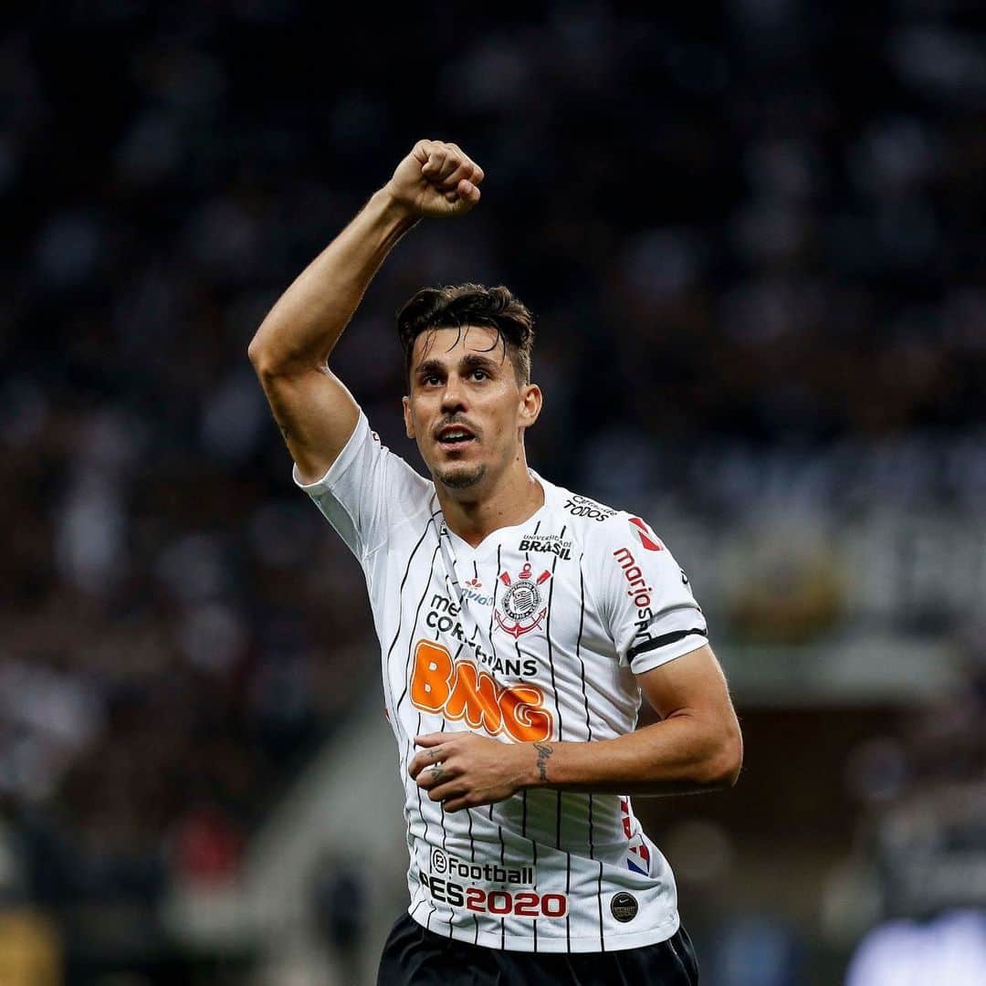 ダニーロ・フェルナンド・アベラールのインスタグラム：「Parabéns a todos pelo objetivo alcançado! +3 pts #VAICORINTHIANS」