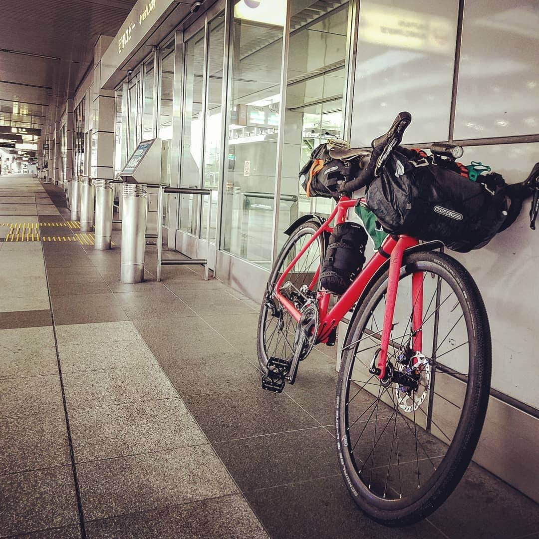 山下晃和さんのインスタグラム写真 - (山下晃和Instagram)「【BIKE】I will start a long travel with Thompson Gravel Road bike from today.  I was surprised that R9300 Gravelbike was extremely fast in　soooooooooooooooooooooo heavy rain☔☔☔☔☔☔☔☔☔☔☔☔☔☔☔☔☔☔☔☔☔☔☔☔☔☔☔☔☔☔☔☔☔☔☔☔☔☔☔☔☔☔☔☔ #Tokyo #Japan #R9300 #gravelroad #gravelbike #thompsonbike  #thompson #ortlieb #apidura #ral #mks #knog #camp #touring #bikeandcamp #空港おじさん #powerlounge @thompsonbikes  @thompson_japan #bikepacking #バイクパッキング #バイクアンドキャンプ #バイクアンドキャンプってる #heavyrain #☔ #梅雨だく #voilestraps #montbell #swiftcampout」7月15日 6時54分 - travel_akikazoo