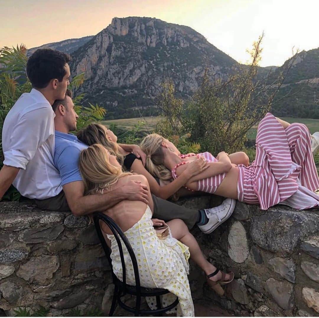 ガブリエラ・パパダキスのインスタグラム：「A magical wedding ended by a magical sunset 🌅 congratulations to @ericradford85 and @luis_febi, I love you two so so much 💜 📷 photos stolen from everybody cause I can’t take my own sorrreeeyyyy hehe」