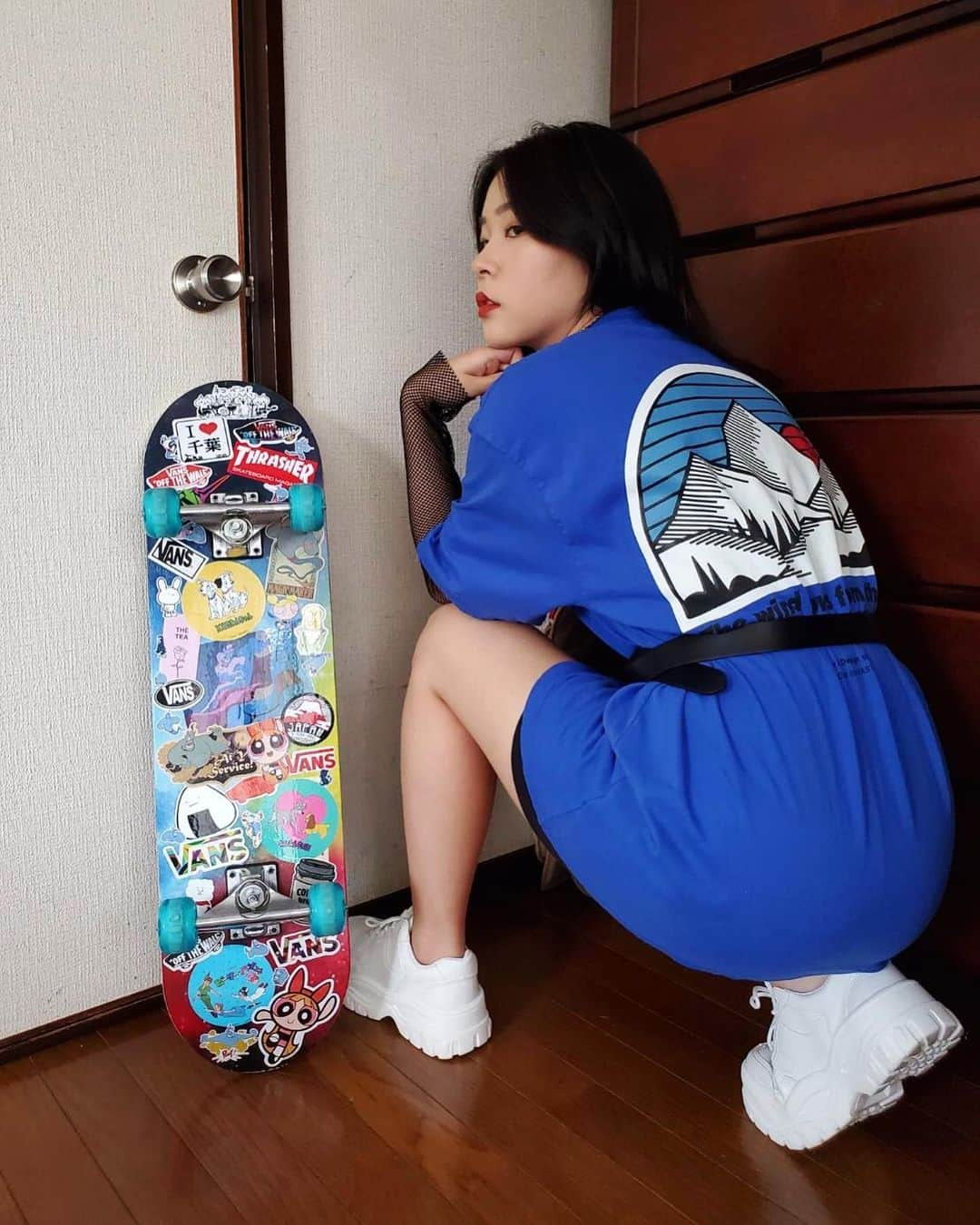 Erisa Seoのインスタグラム：「Trying to pick up a new hobby, but all I can do is go straight 😂 (and decorate it with stickers 😅) #SkateBoardNewbie」