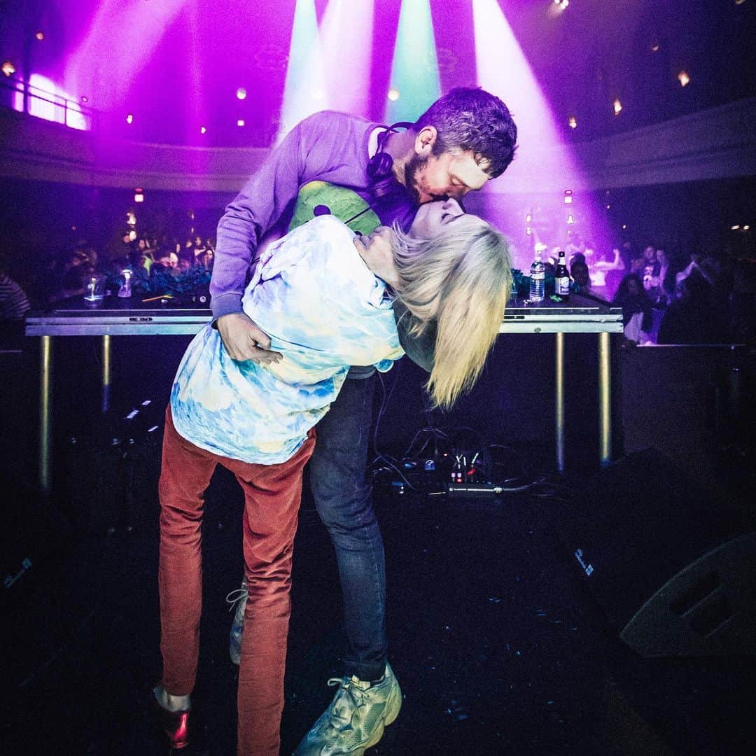 アリソン・ハーバードのインスタグラム：「💓💓💓 taken by @evanhammerman | @electricfeelsparty」