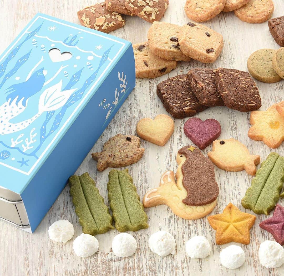 のインスタグラム：「7月15日は海の日🌊  アンデルセン童話の人魚姫をモチーフにしたクッキー缶を、一部の店舗で販売しています。  海をイメージした缶の中には、王子様に想いをよせる人魚姫の姿と、気持ちよく海を泳ぐ仲間たち… . 多彩な味わいのクッキーが詰まっています。 . 夏限定の童話クッキー缶「人魚姫の初恋」。 . 通信販売、アンデルセンネット でもご購入いただけます☆ @andersennet . 夏の贈り物に、大切な方への手土産にどうぞ。 . #アンデルセン #ベーカリー #パン #アンデルセンのパン #通信販売 #アンデルセンネット #童話クッキー #人魚姫 #人魚姫の初恋 #クッキー缶 #クッキー #ギフト #夏の贈り物 #サマーギフト #海の日 #海 . #andersen #andersennet #andersenhiroshima #bread #bakery #hiroshima #instagood #instafood  #cookie」