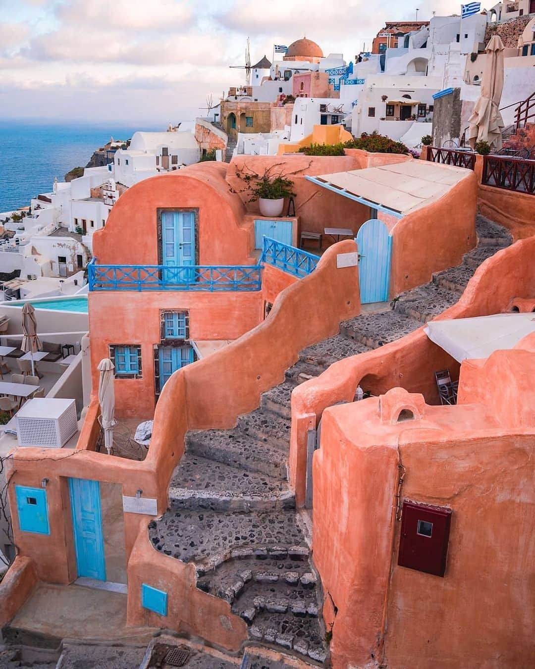 ケイラ・アイトサインズさんのインスタグラム写真 - (ケイラ・アイトサインズInstagram)「I'm Greek and PROUD of it. I love every part of the culture! One thing you will find everywhere in #Greece.... is STAIRS. Whether you are on holiday or at home, "doing the stairs" is a great way to mix up your #LISS or #HIIT routine. For HIGH INTENSITY try running up the stairs and jogging down. For LOW INTENSITY try walking up at a steady pace and walking down slowly. You can get an effective workout doing either of these for ONLY 10 minutes 👏🏼✅.⁣ ⁣ www.kaylaitsines.com/app ⁣ ⁣ Photo Credit: @delafuentecam」7月15日 7時18分 - kayla_itsines