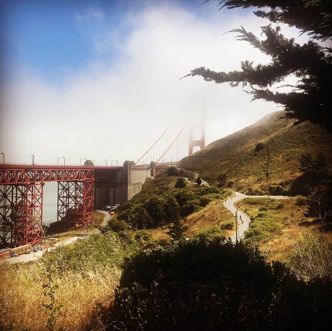 ブライアン・メイさんのインスタグラム写真 - (ブライアン・メイInstagram)「Yes !!! Heroes of fitness !!! We DID bicycle over the Golden Gate Bridge on our day off. In the cold wind and mist ! And I DID wear my helmet ! But it was all worth it to enjoy Sausalito in the sunshine, and revisit one of my favourite restaurants in the world - The Spinnaker on the waterfront - a beautiful spot to reflect on the fact that life isn’t all bad.  Bri」7月15日 7時34分 - brianmayforreal