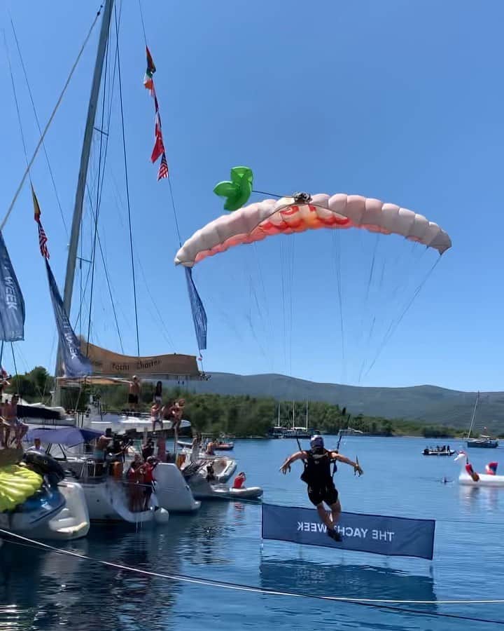レッドブルのインスタグラム：「Heading into Mondays like @jeffprovenzano heads towards this floating🦄 😂 ✔️: @redbullairforce ✔️: @theyachtweek #vacation #skydive #yachtweek #travel #redbull #givesyouwings」