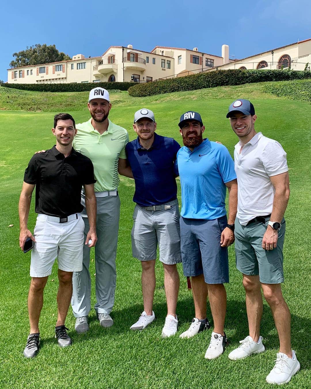 Dude Perfectさんのインスタグラム写真 - (Dude PerfectInstagram)「We had a phenomenal day swinging the sticks at Riviera Country Club in LA this afternoon. Big thanks to the @PGATour for the hook up! Pumped for our LA Show tonight! See y’all at The Forum @ 7pm! #DudePerfectTour」7月15日 7時35分 - dudeperfect