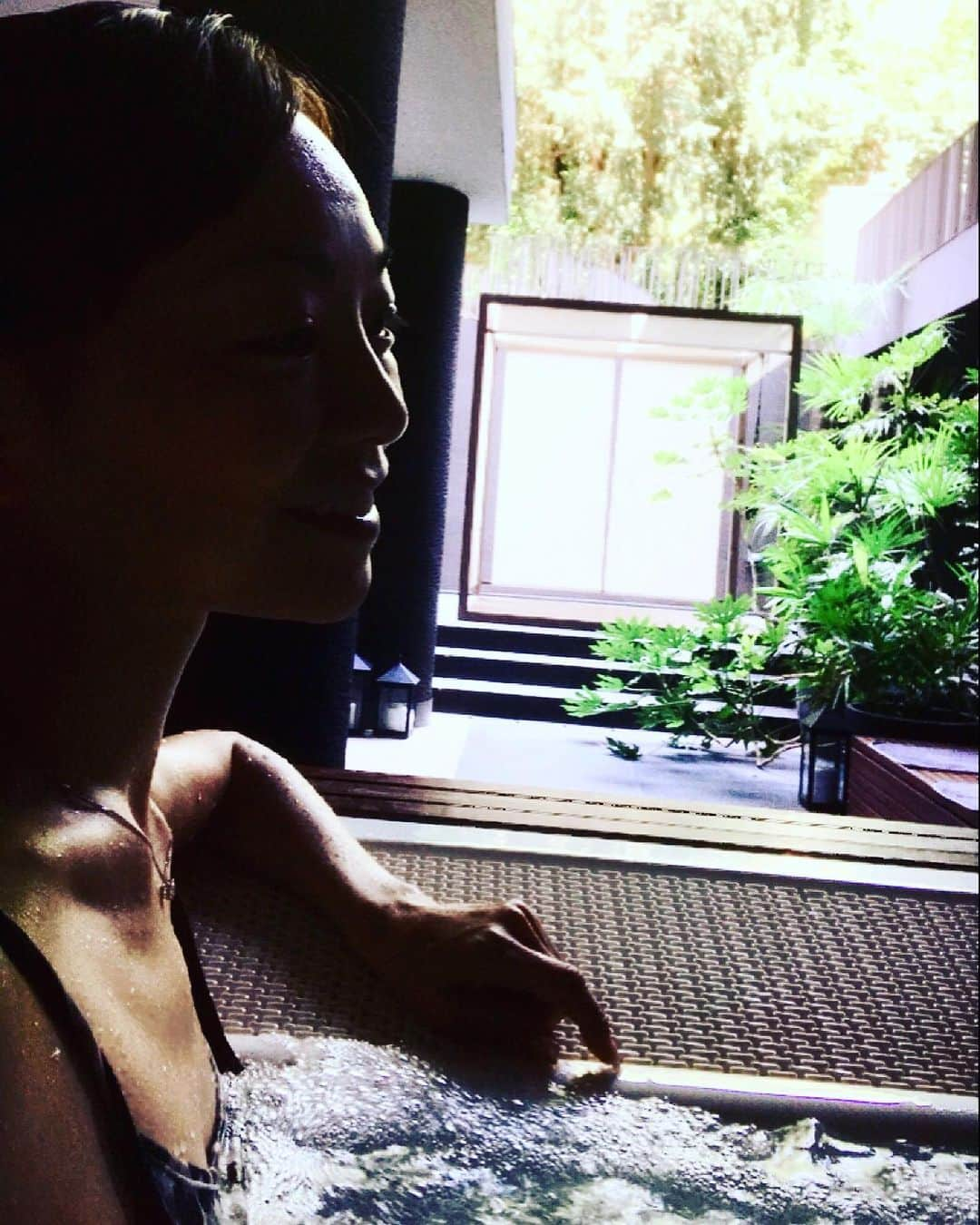 上野水香さんのインスタグラム写真 - (上野水香Instagram)「千秋楽。。 最終日の今日は、ますます気迫のこもった舞台でした☺️💕 みんな、本当にお疲れ様でした❣️ 私も、お疲れ様でした！って自分で言う😂笑  自分への#ご褒美 に、、 今日は、#ブルガリホテル での#スパ へ行ってきました。スパが大好きで世界各地で行きたくなってしまう私、、 お洒落な空間、素晴らしいロケーション、設備、トリートメントで、癒されてまいりました😭、、、 そして、今回のツアーで初めてしっかりと外食をいただきました🍽💗 #ダジャコモ のシーフードは絶品です🦐🌊 明日は帰国です。  #bulgarihotelmilano #spa #dagiacomo 🍽 #relax day💕💕」7月15日 7時35分 - mizukaueno