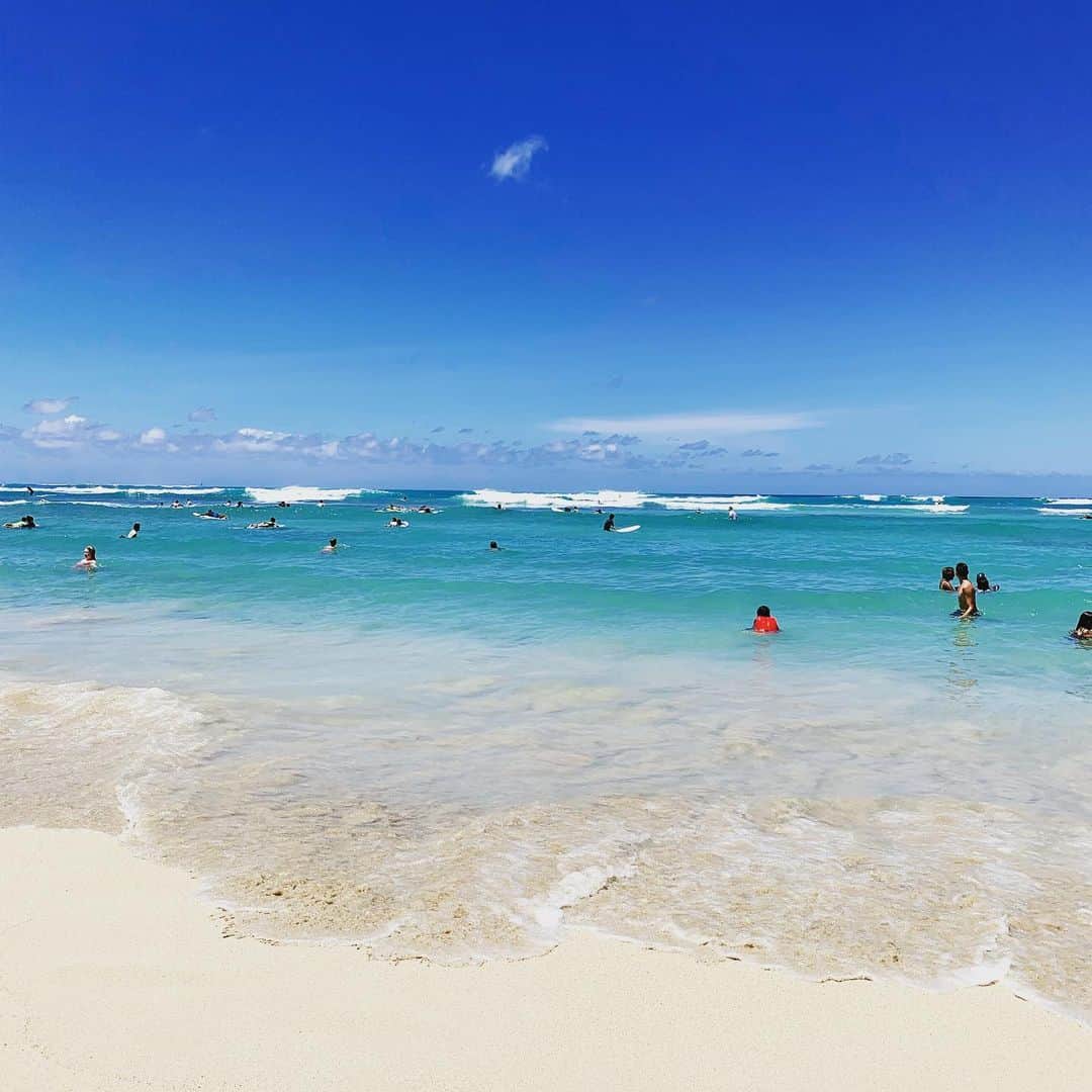 吉田美紀さんのインスタグラム写真 - (吉田美紀Instagram)「・ ・ 来週の今頃は空港かなぁ✈️ ・ 日曜日の今日は朝から海🏖 午後までたっぷり遊ぶのだそうです！ 遊び方がまだまだお子ちゃまで なんかほっとしてしまう…♡ ・ #hawaii #sunday #beach #ハワイ #日曜日 #ハワイステイ #週末」7月15日 7時47分 - miki__yoshida