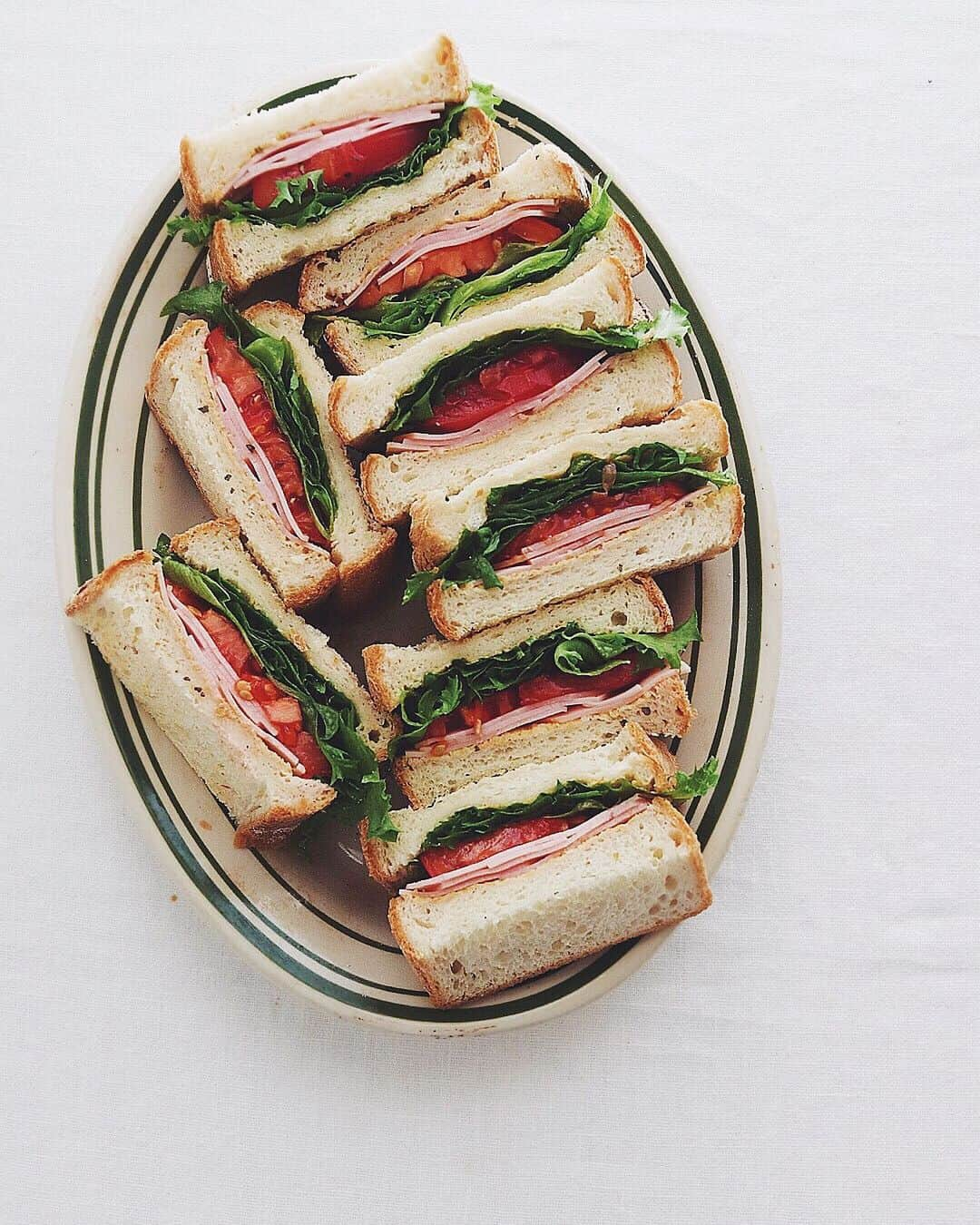 樋口正樹さんのインスタグラム写真 - (樋口正樹Instagram)「sandwich🥪 . 今朝はサンドイッチ。 具材はハム、レタス、 トマトとシンプルな。 . . #サンドイッチ #sandwich #sandwichgram #sandwichporn #sandwichoftheday #instasandwich #libbey #libbey_jp #ヴィセロイ #🥪 #タカキベーカリー #石窯パン #石窯イギリスパン」7月15日 7時48分 - higuccini