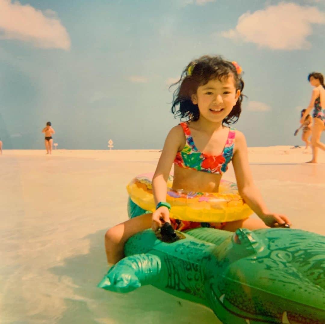 のインスタグラム：「🌊海の日🏝 でも今日は山に⛰向かいます（笑）💕 この頃の乗り物は、ワニ🐊でした🤣 家族でサイパンに行った時の小学1年生？？ それが、 今では、友達とSupボードの上で おにぎりを🍙食べたり、 仲間やいろんな方々と海の上を お散歩したり、Yogaをしたり、いろんな景色を観たり、、、海に落ちたり🤣👍✨ こんな日が来るなんて、 この頃想像もしていませんでした。 だから、 1年後、2年後、3年後 私は次に海で何をしているのだろうと ワクワク楽しみでしかたない‼️ 改めて、 海と、海で繋がる全てと 支えてくださる皆様へ 心から感謝します。  海の日 2019 ありがとうございます🙏  #海の日 #2019 #sea  #noseanolife #thankyouforeverything」