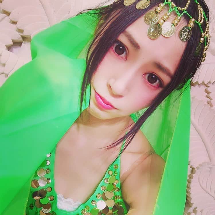 雪乃しほりのインスタグラム：「🧞‍♀️👀 #アラビアン #ディズニーのジャスミン好きだけど飲み物のジャスミンは苦手です #ジャスミン飲ませると凄い顔します #でもアラジンのジャスミンは好きだよ  #緑」